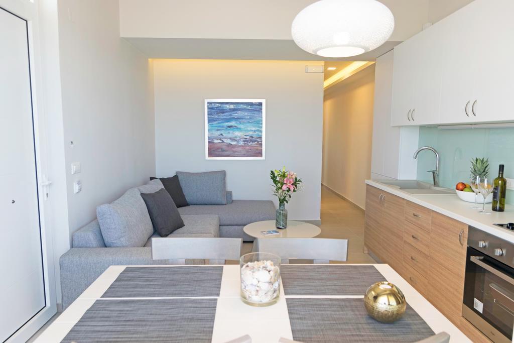 Sonja Beachfront Apartments 加藤-达拉特索 外观 照片