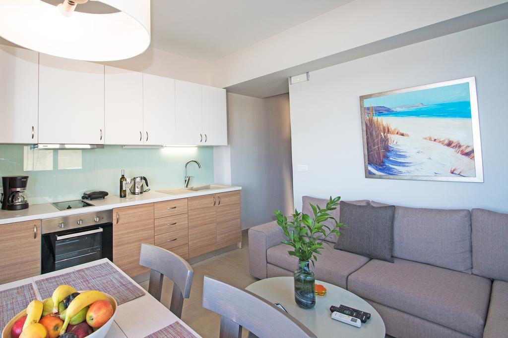 Sonja Beachfront Apartments 加藤-达拉特索 外观 照片