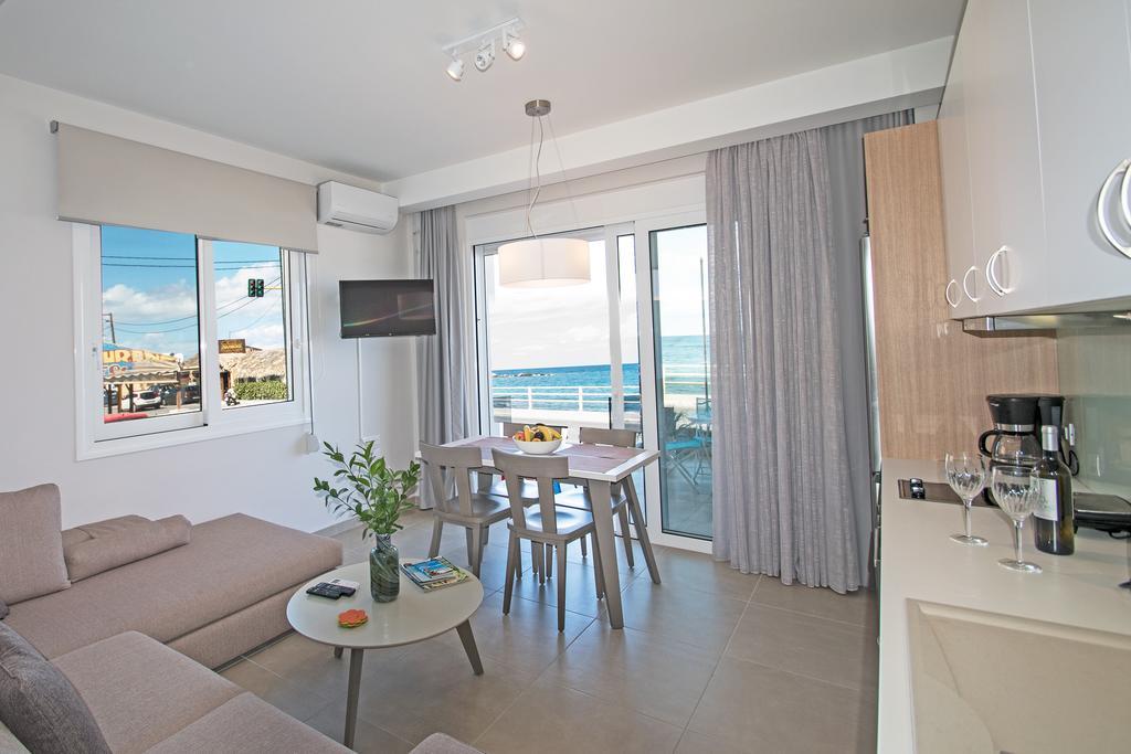 Sonja Beachfront Apartments 加藤-达拉特索 外观 照片